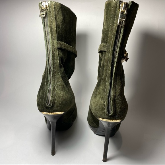 Authentic Burberry Boots - Picture 2 of 5